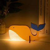 Dekorative Tier-Tischlampe aus Holz mit LED-Beleuchtung für Kinderzimmer – Pelikan, Wal, Tukan Designs 1