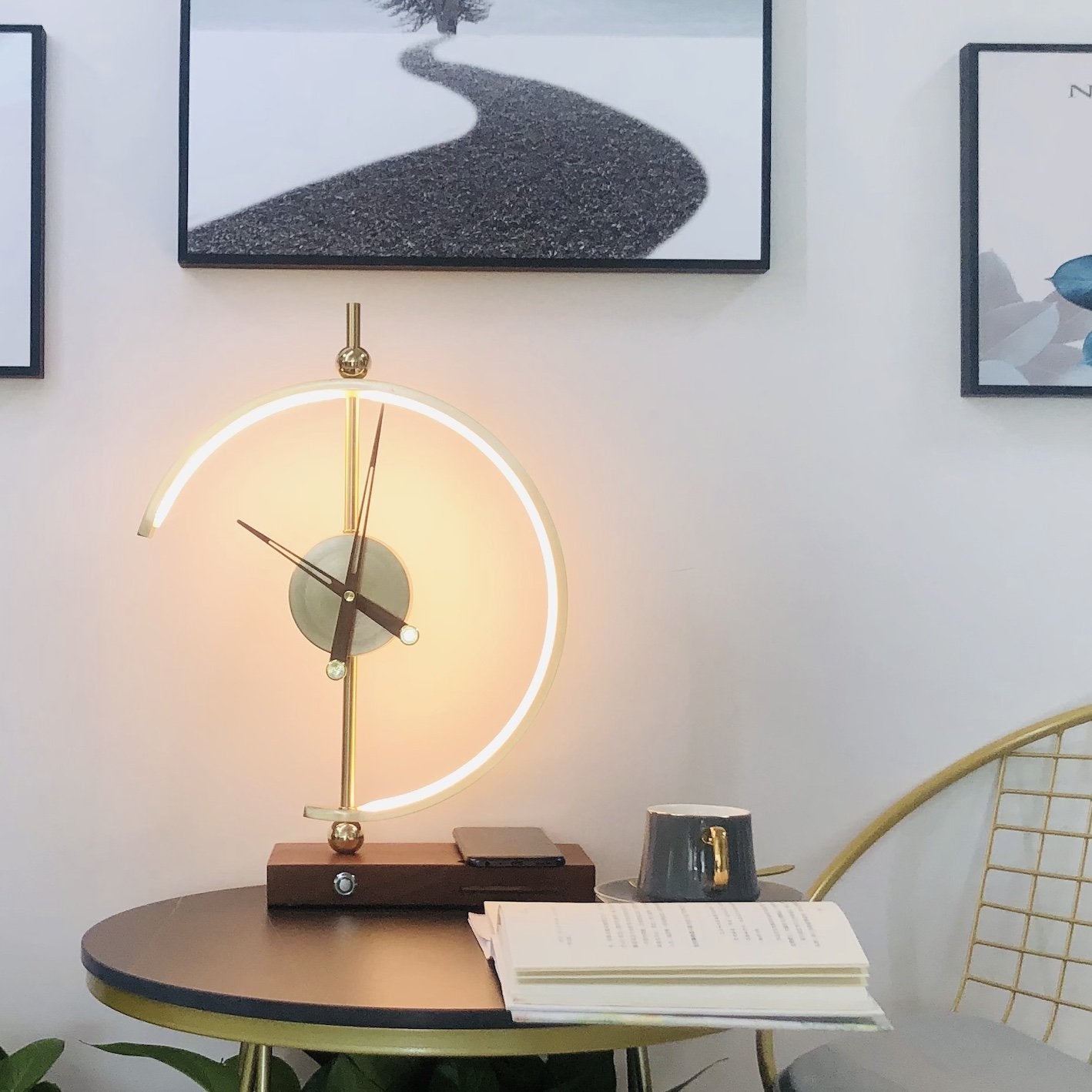 Luxuriöse Lampenuhr mit kabellosem Ladegerät – Moderne LED Tischlampe für Zuhause und Büro 2