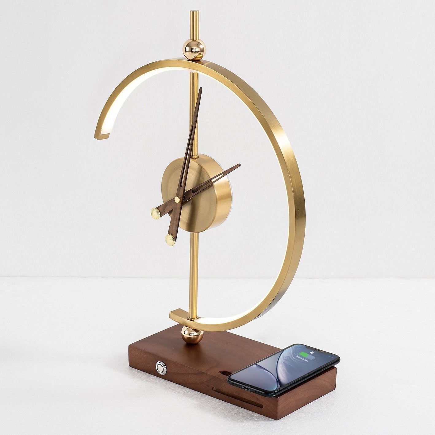 Luxuriöse Lampenuhr mit kabellosem Ladegerät – Moderne LED Tischlampe für Zuhause und Büro 4
