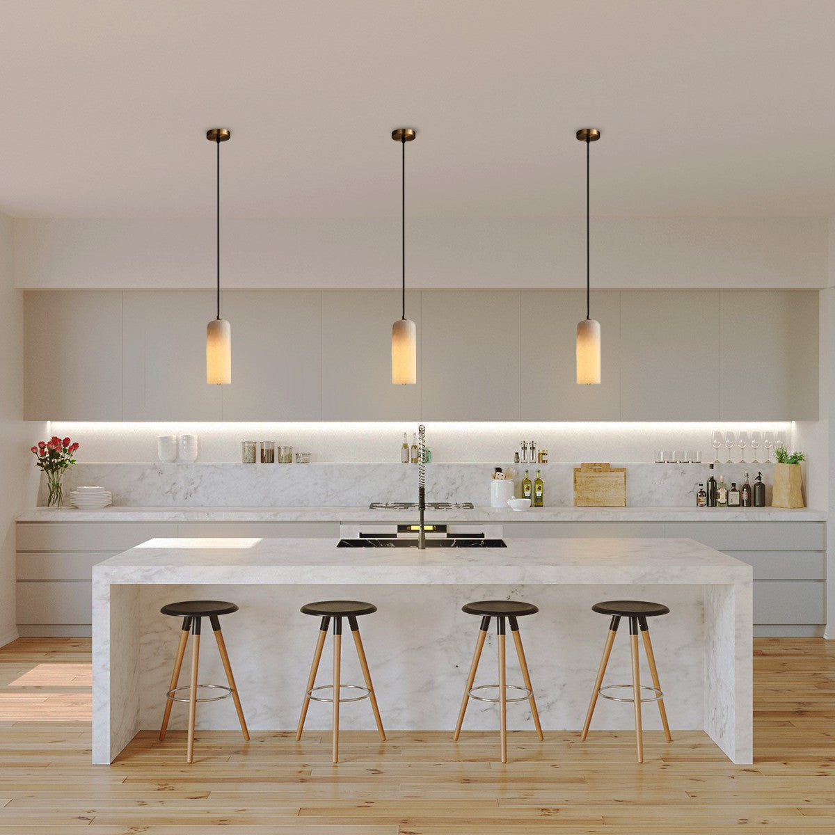 Mid-Century Pendelleuchte aus Alabaster mit Messingdetails – Elegante Hängelampe für Esszimmer und Foyer 1