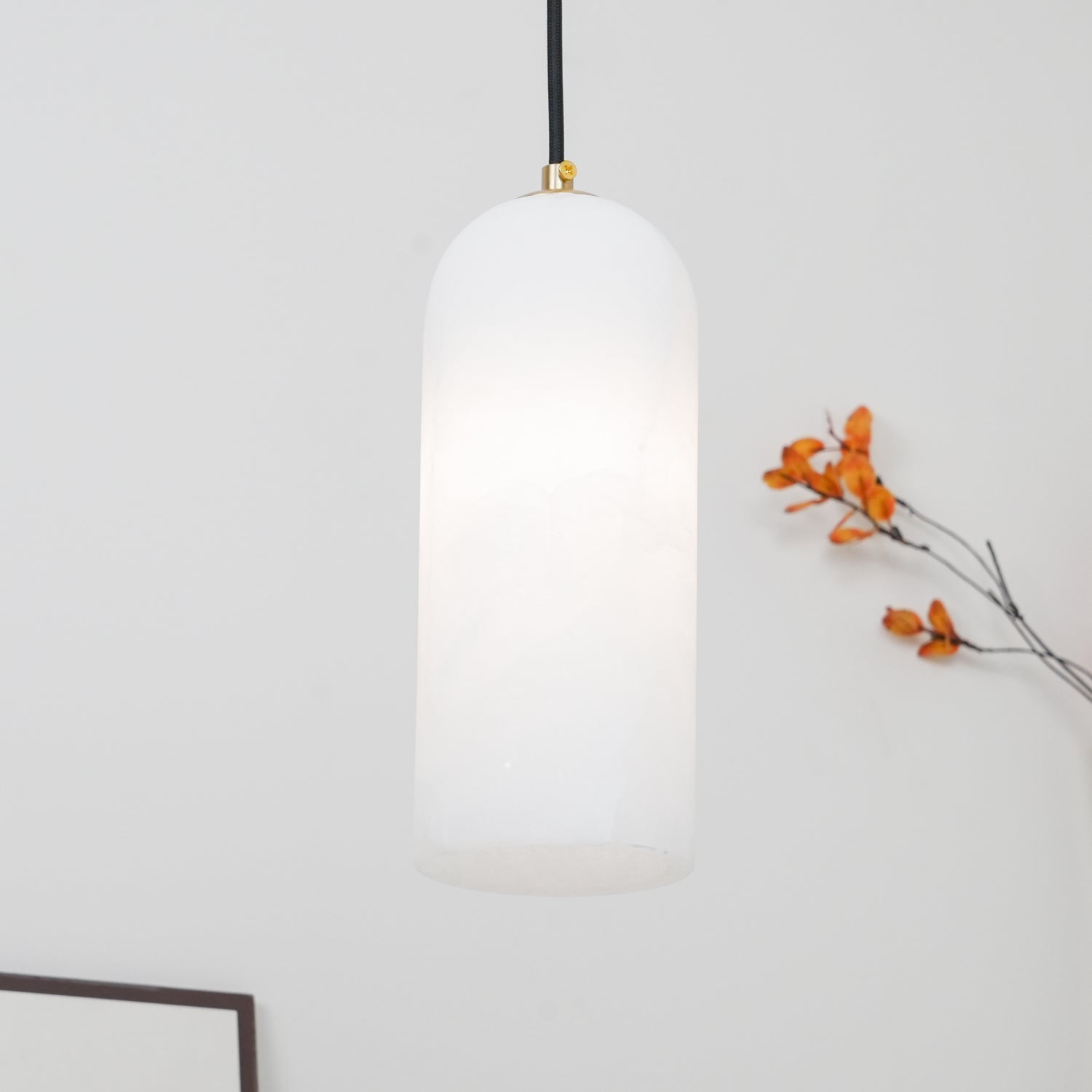 Mid-Century Pendelleuchte aus Alabaster mit Messingdetails – Elegante Hängelampe für Esszimmer und Foyer 3