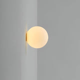 Minimalistische Runde Wandleuchte aus Glas – Dioscuri mit Frosted Glass und Eisenbasis 1