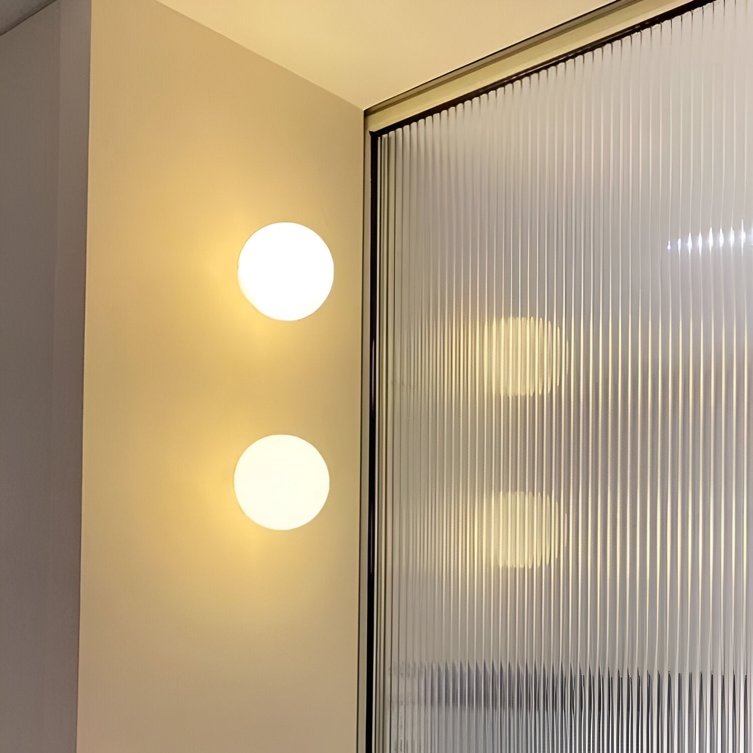 Minimalistische Runde Wandleuchte aus Glas – Dioscuri mit Frosted Glass und Eisenbasis 4