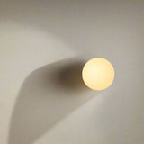 Minimalistische Runde Wandleuchte aus Glas – Dioscuri mit Frosted Glass und Eisenbasis 5