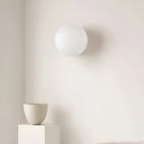Minimalistische Runde Wandleuchte aus Glas – Dioscuri mit Frosted Glass und Eisenbasis 6