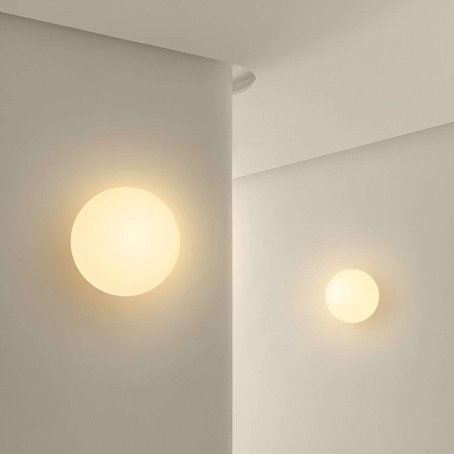 Minimalistische Runde Wandleuchte aus Glas – Dioscuri mit Frosted Glass und Eisenbasis 7