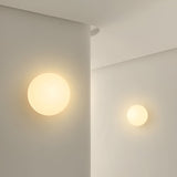 Minimalistische Runde Wandleuchte aus Glas – Dioscuri mit Frosted Glass und Eisenbasis 7