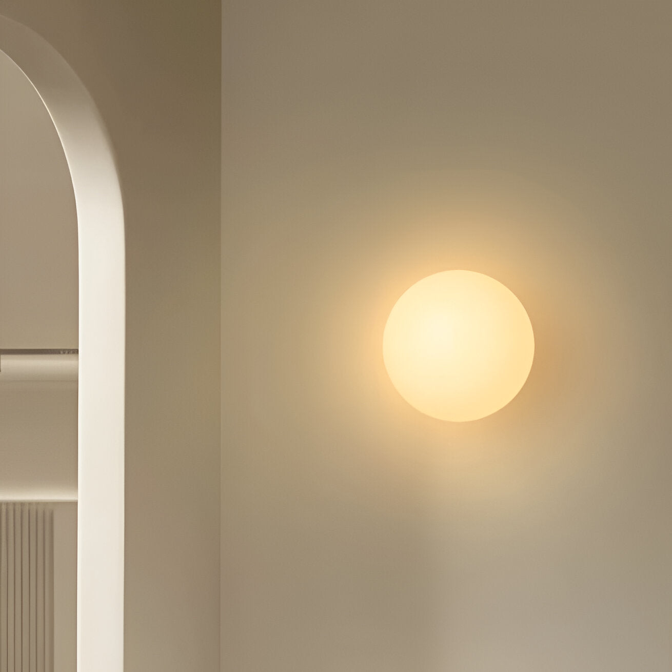Minimalistische Runde Wandleuchte aus Glas – Dioscuri mit Frosted Glass und Eisenbasis 8