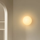 Minimalistische Runde Wandleuchte aus Glas – Dioscuri mit Frosted Glass und Eisenbasis 8
